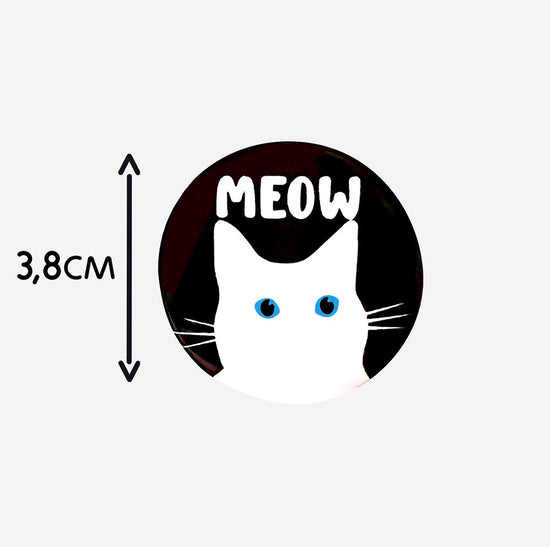 Badge chat blanc : idée cadeau pochette surprise anniversaire ou secret santa