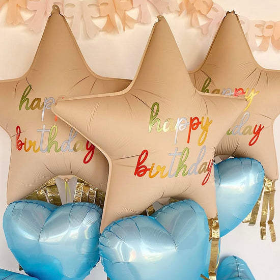 ballon happy birthday étoile avec franges pour faire une grappe de ballon hélium chic pour son anniversaire