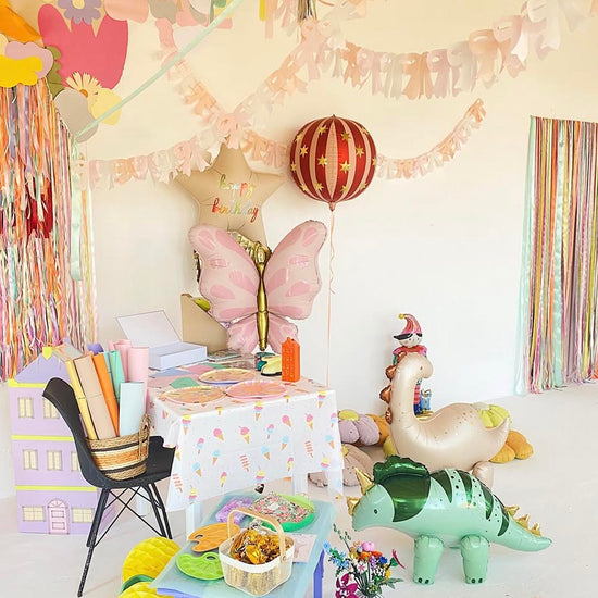 inspi déco de ballon happy birthday étoile avec franges dorées faire un mur de ballon mylar