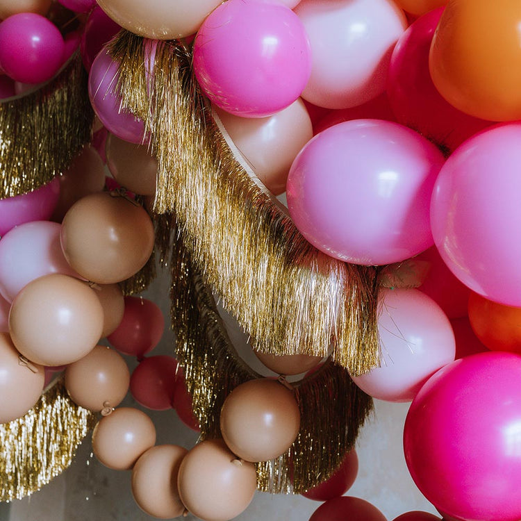 Ideée déco pour anniversaire avec arche de ballon rose et or
