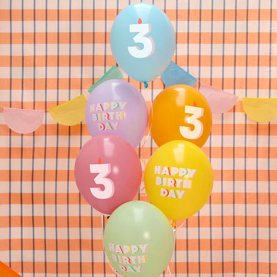 ballons happy birthday chiffre age trois ans pour grappe de ballons jaune, mauve et bleu et vert