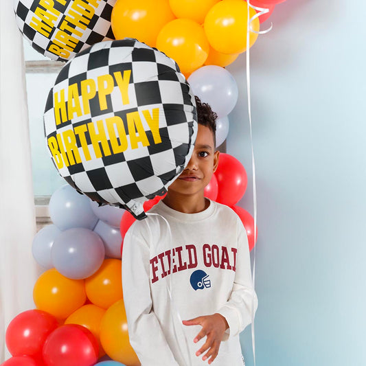 Créez une ambiance de course automobile avec ce ballon Happy Birthday