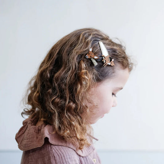 Petite fille coiffée avec les barrettes chevreuil de Mimi & Lula