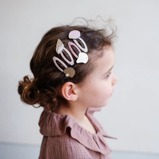 Petite fille portant les barrettes coquillages nacrés de Mimi et Lula