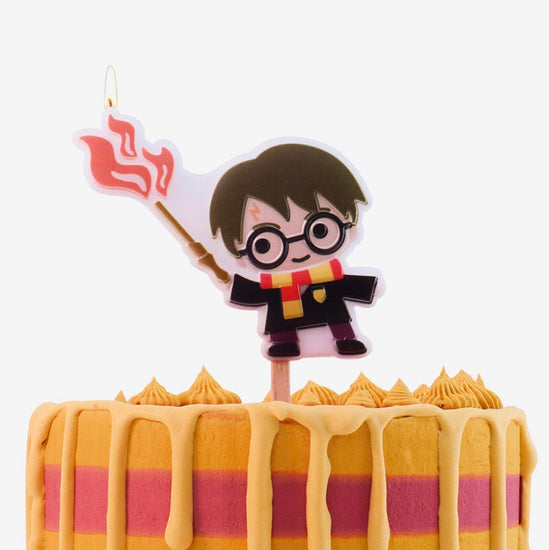 Gateau d'anniversaire Harry Potter surmonté d'une bougie Harry