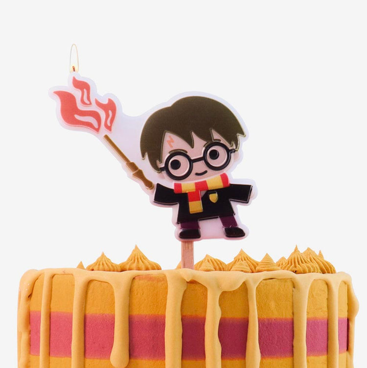 Gateau d'anniversaire Harry Potter surmonté d'une bougie Harry