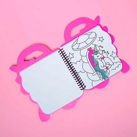 idée cadeau anniversaire ou activité enfant : cahier de coloriage et stickers licorne