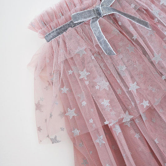 Dettagli della mantella principessa in tulle rosa con étoiles argentées