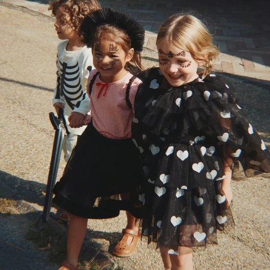 Cape noire à coeurs argentés : déguisement anniversaire enfant