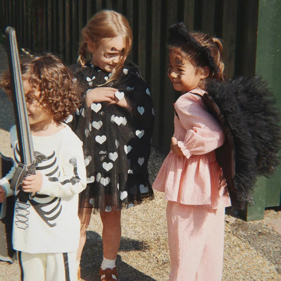 Cape noire à coeurs argentés : déguisement carnaval enfant