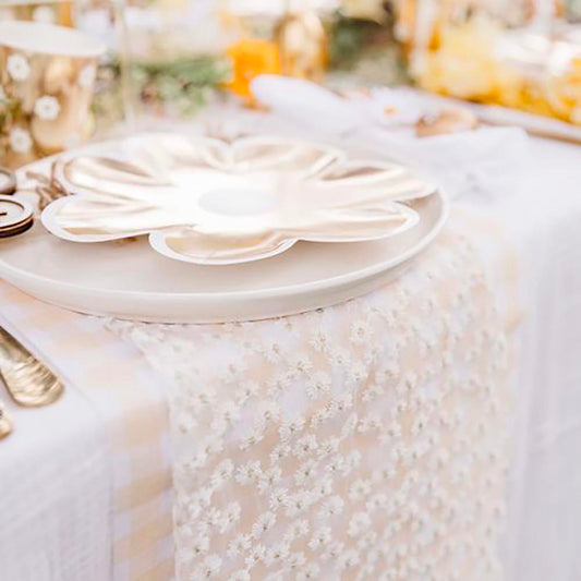 Chemin de table dentelles marguerites : decoraion mariage chic