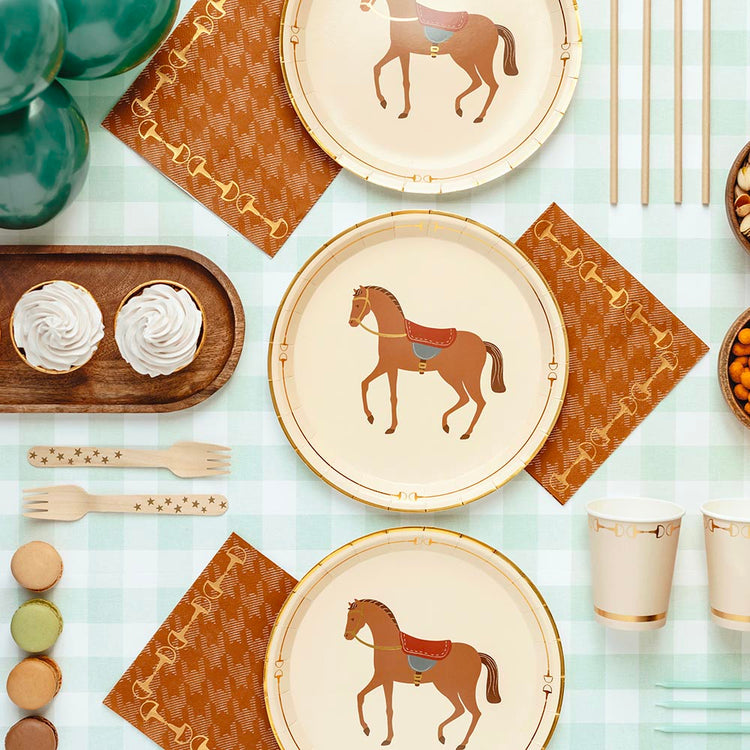 assiettes en carton cheval pour une déco de fête équitation