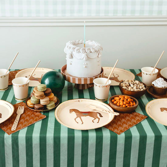 nappe rayures vertes et étriers pour dresser une table de fête équitation 