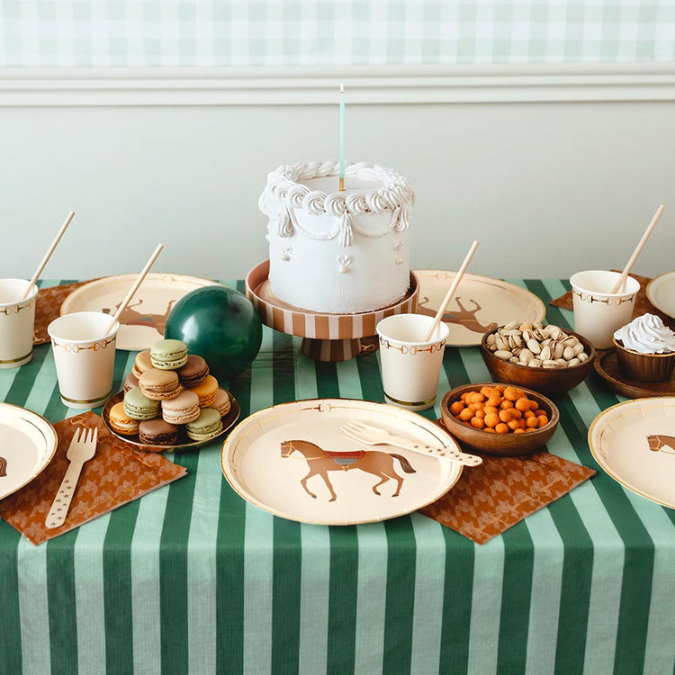 nappe rayures vertes et étriers pour dresser une table de fête équitation 