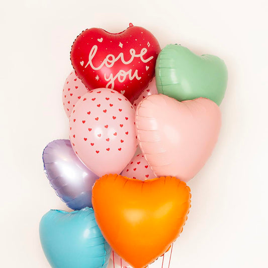 Saint Valentin : ballons coeur couleur pastel en grappe