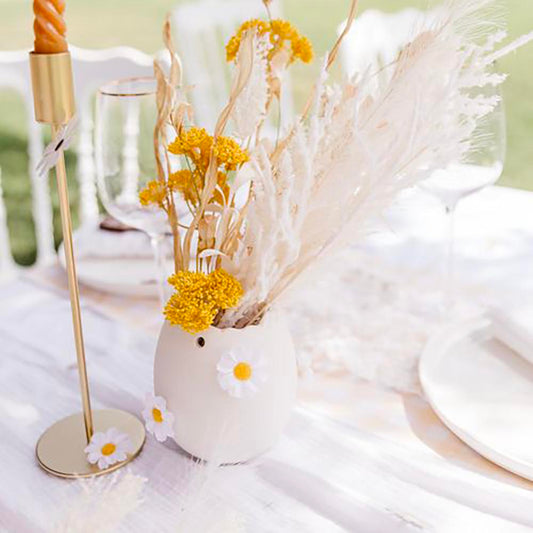 12 marguerites blanc et jaune : deco de table mariage boheme