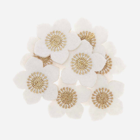 Confettis feutrine roses de Noël blanches : deco de table chic