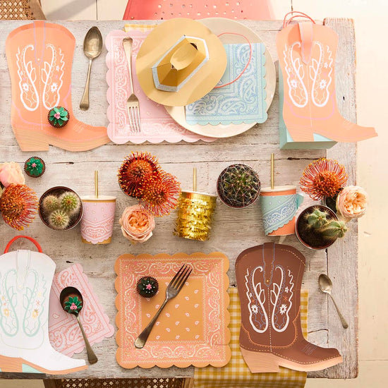 Pochettes cadeaux santiags pour invités, déco de fête originale