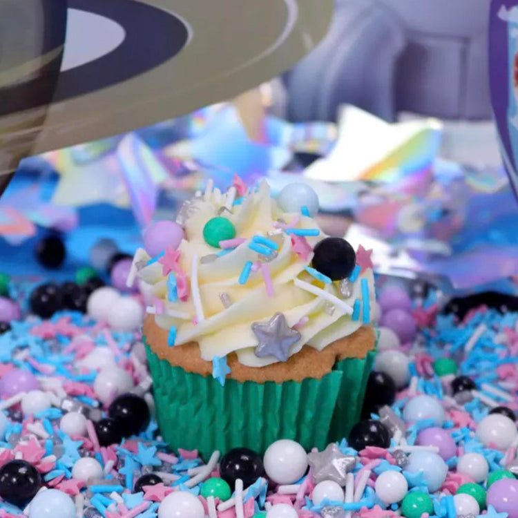 Cupcake décoré de confettis en sucre sur le thème astro
