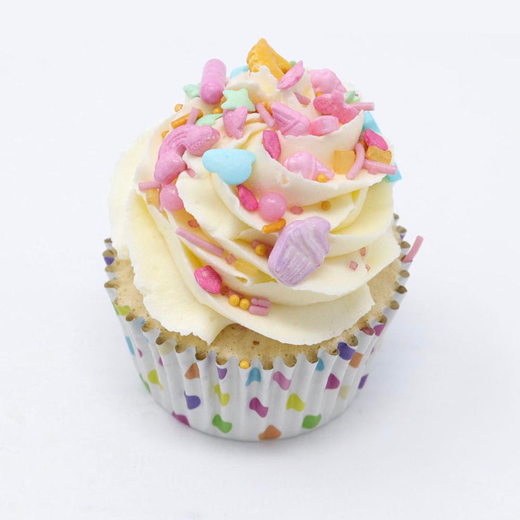 Cupcake décoré de confettis en sucre sur le thème licorne