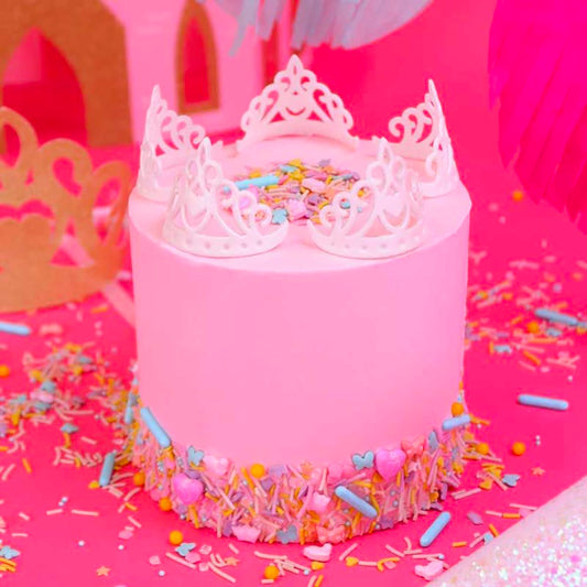 Gâteau princesse pour anniversaire fille décoré de confettis en sucre