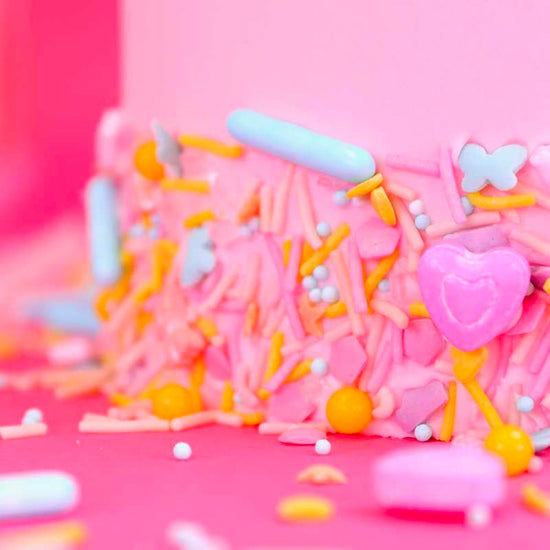 Confettis en sucre colorés pour décorer un gâteau princesse