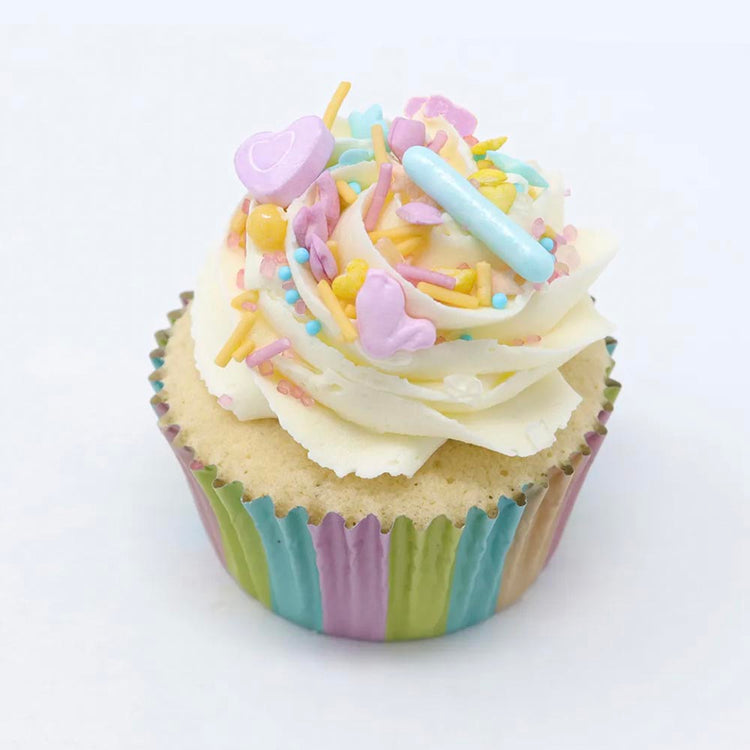 Cupcake décoré de confettis en sucre sur le thème princesse