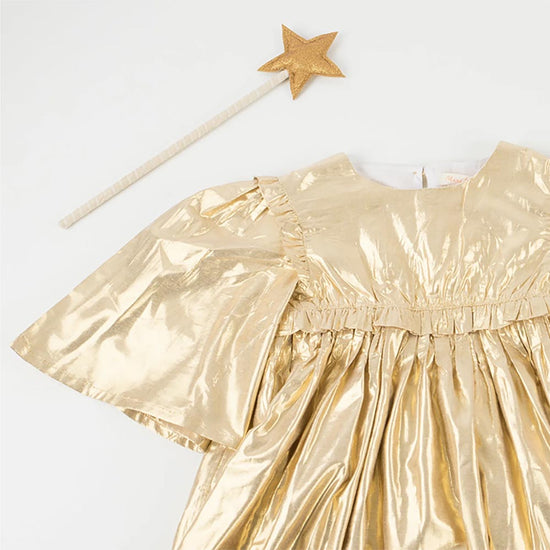 Robe dorée et baguette magique incluses dans le déguisement de Noël