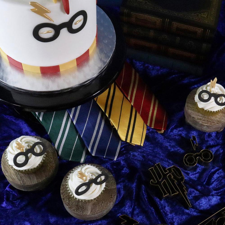 Emporte-pièce Harry Potter lunettes et cicatrice utilisé sur un gâteau