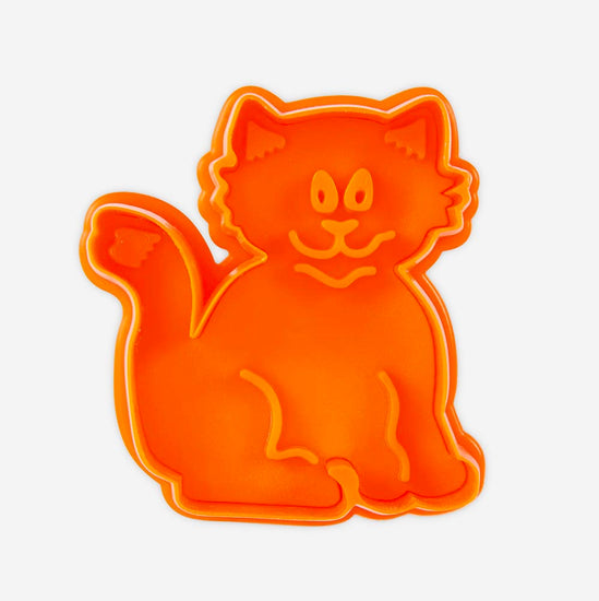 emporte piece chat avec poussoir pour faire des sablés d'anniversaire