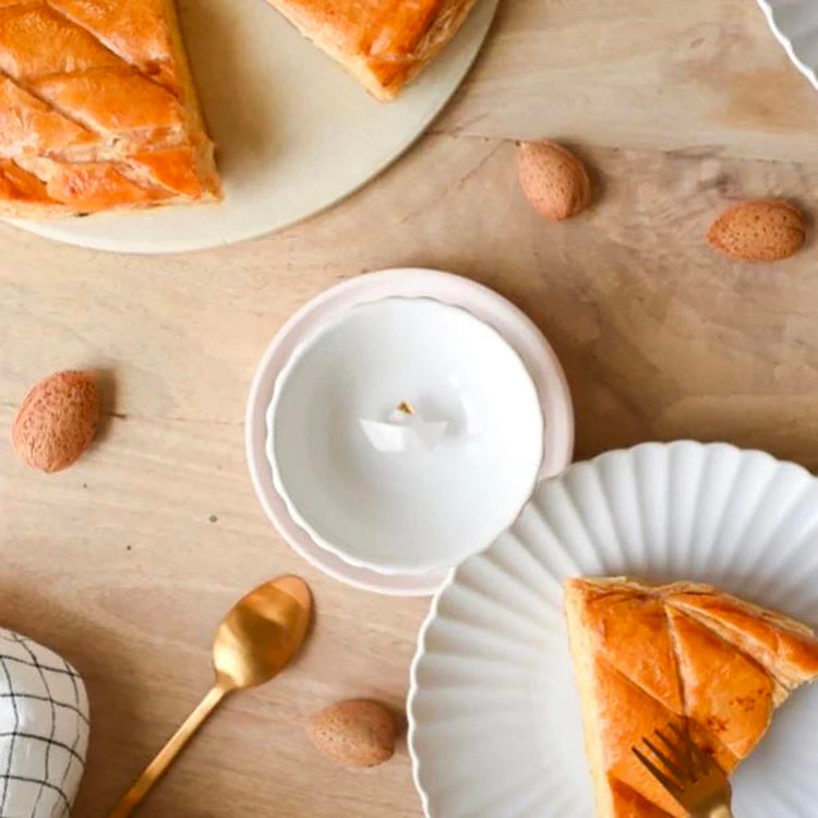 Garnir la galette des rois avec une fève en forme de bateau