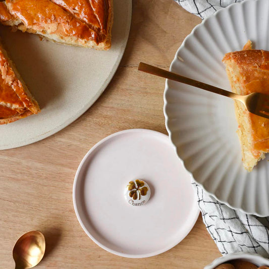 Garnir la galette des rois avec une fève en forme de trèfle