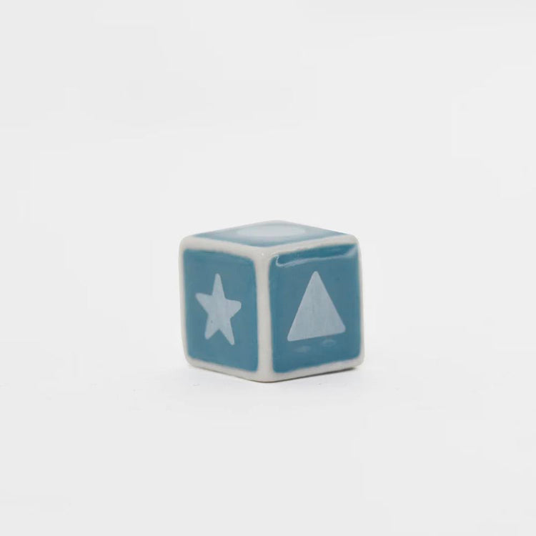 Décoration pour gâteau : fève porcelaine cube bleu