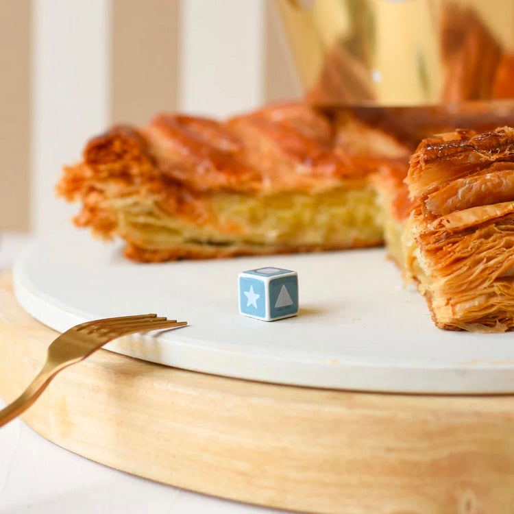 Fève porcelaine cube bleu, idéale pour une galette des rois originale et moderne