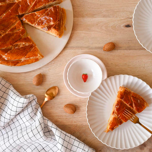 Décoration pour gâteau : fève porcelaine fraise à collectionner