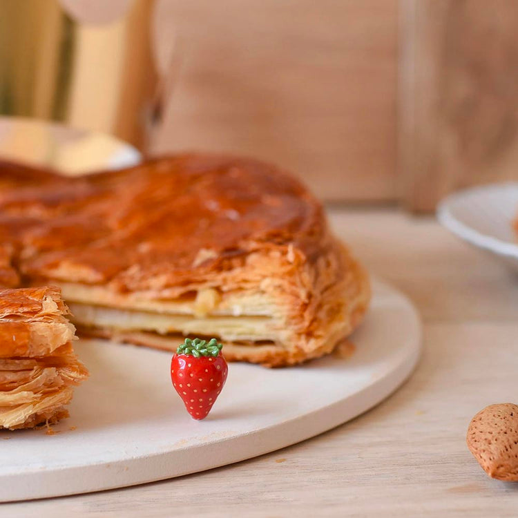 Décoration pour gâteau : fève porcelaine fraise épiphanie