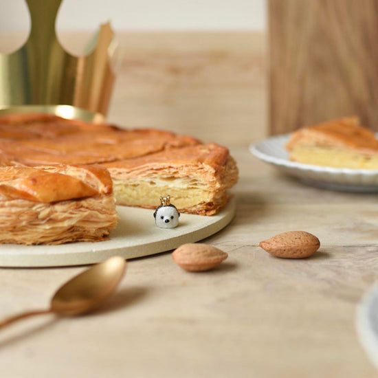 Fève en porcelaine hérisson pour galette des rois maison