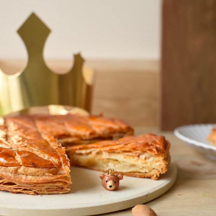 Garnir la galette des rois avec une fève en forme d'ours