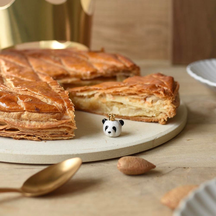 Garnir la galette des rois avec une fève en forme de panda