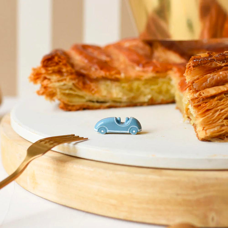 Fève en forme de voiture bleue, parfaite pour surprendre à la galette des rois