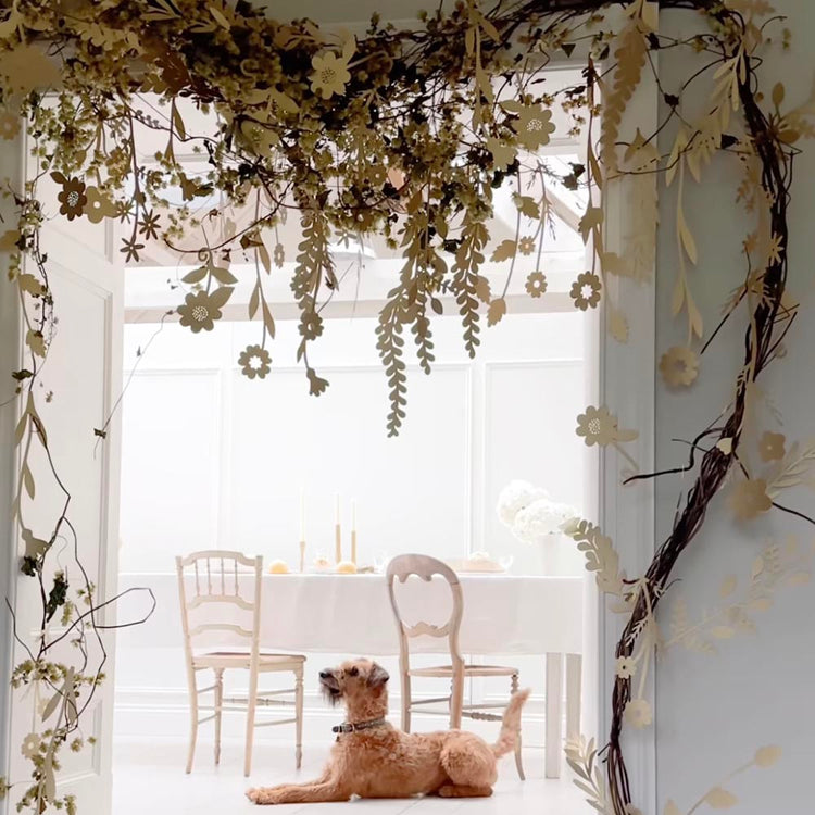 Guirlande de fleurs en papier doré