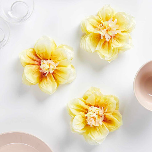 3 fleurs en papier de soie jaune : deco anniversaire fleurs