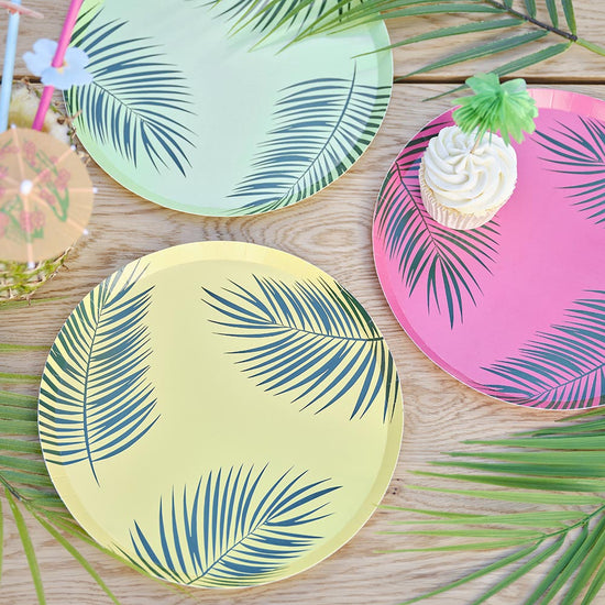 Assiettes en carton colorées avec palmier : deco table Hawai