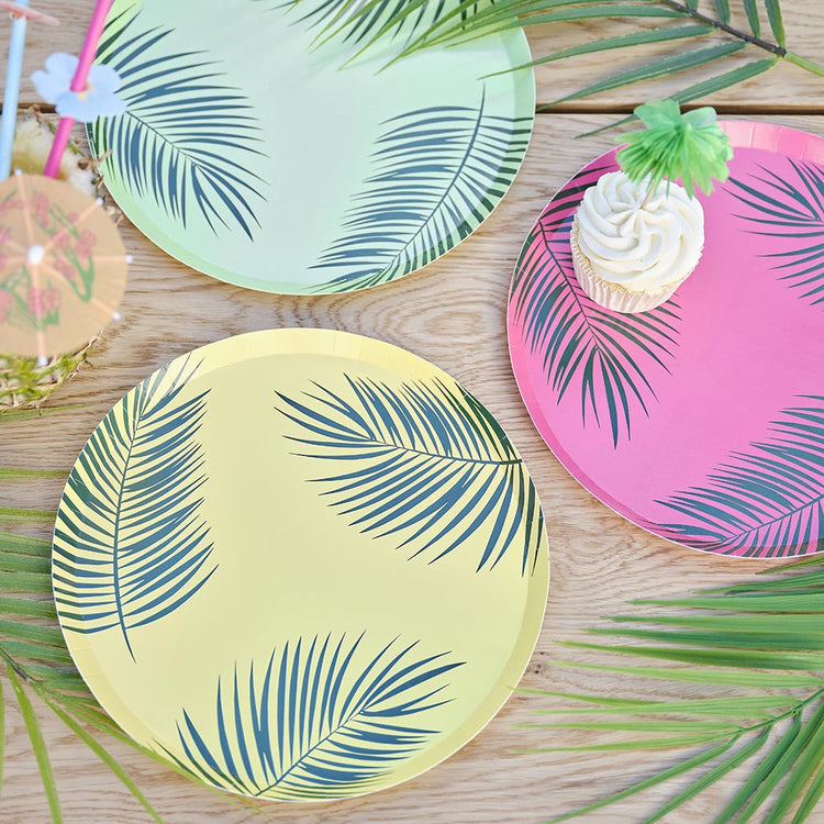 Platos de papel de colores con palmera: decoración de mesa hawaiana