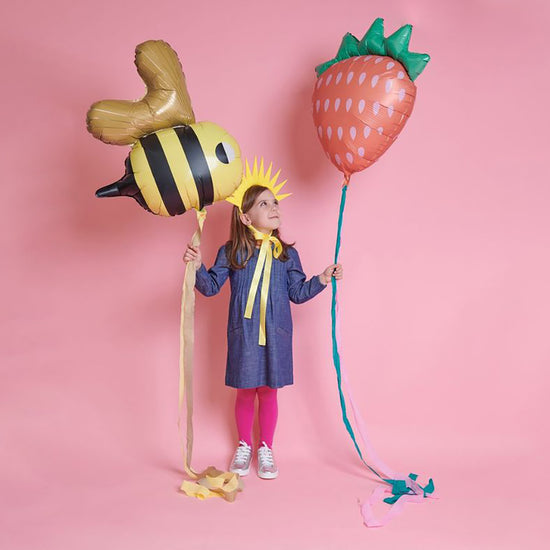 Ballons hélium fraise et abeille pour déco de fête et anniversaire