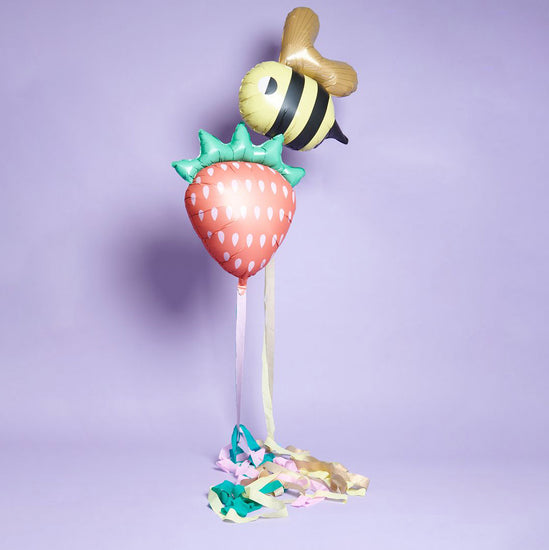 Décoration de fête avec ballons hélium abeille et fraise