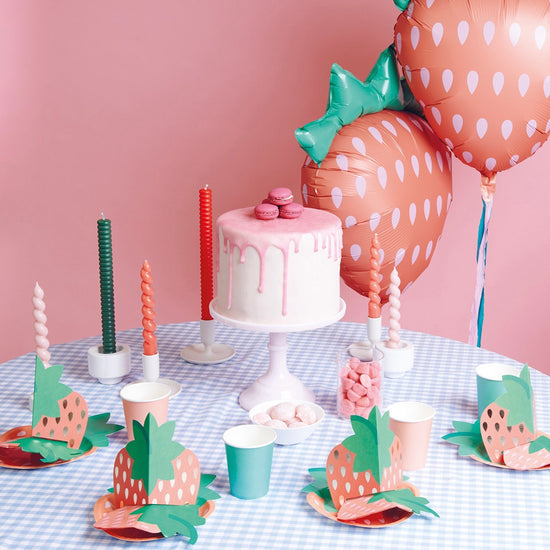 Strawberry theme birthday table: tableware and small strawberry decoration