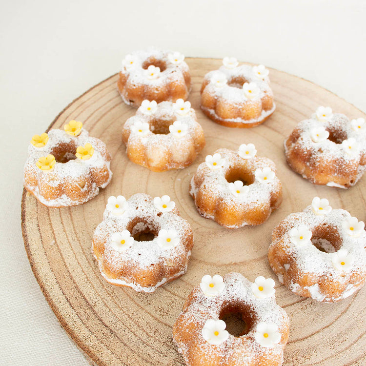 Décorations en sucre petites fleurs blanches pour decor gateau