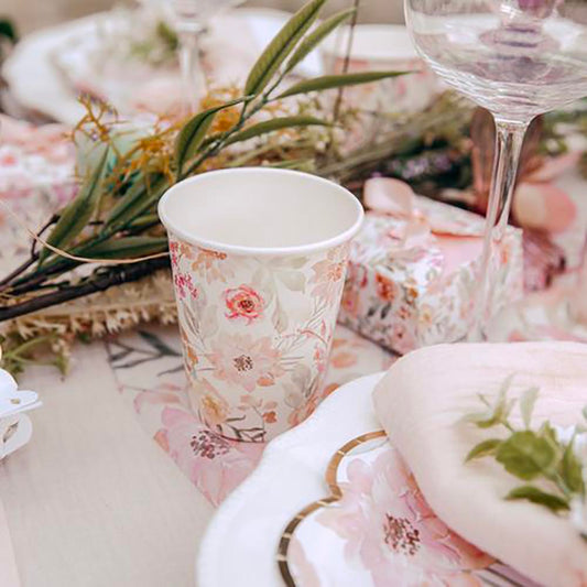 Gobelets en carton fleurs pastel : decoration mariage champetre