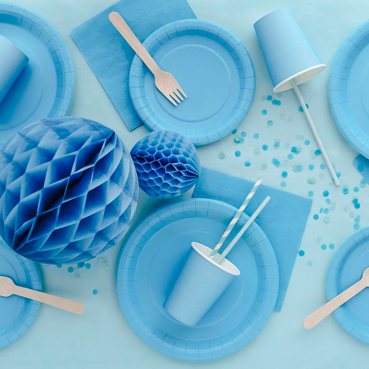 Gobelets en carton bleu clair décoration fête anniversaire